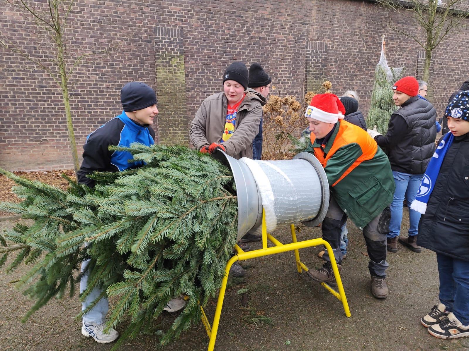 Helfer beim Transport